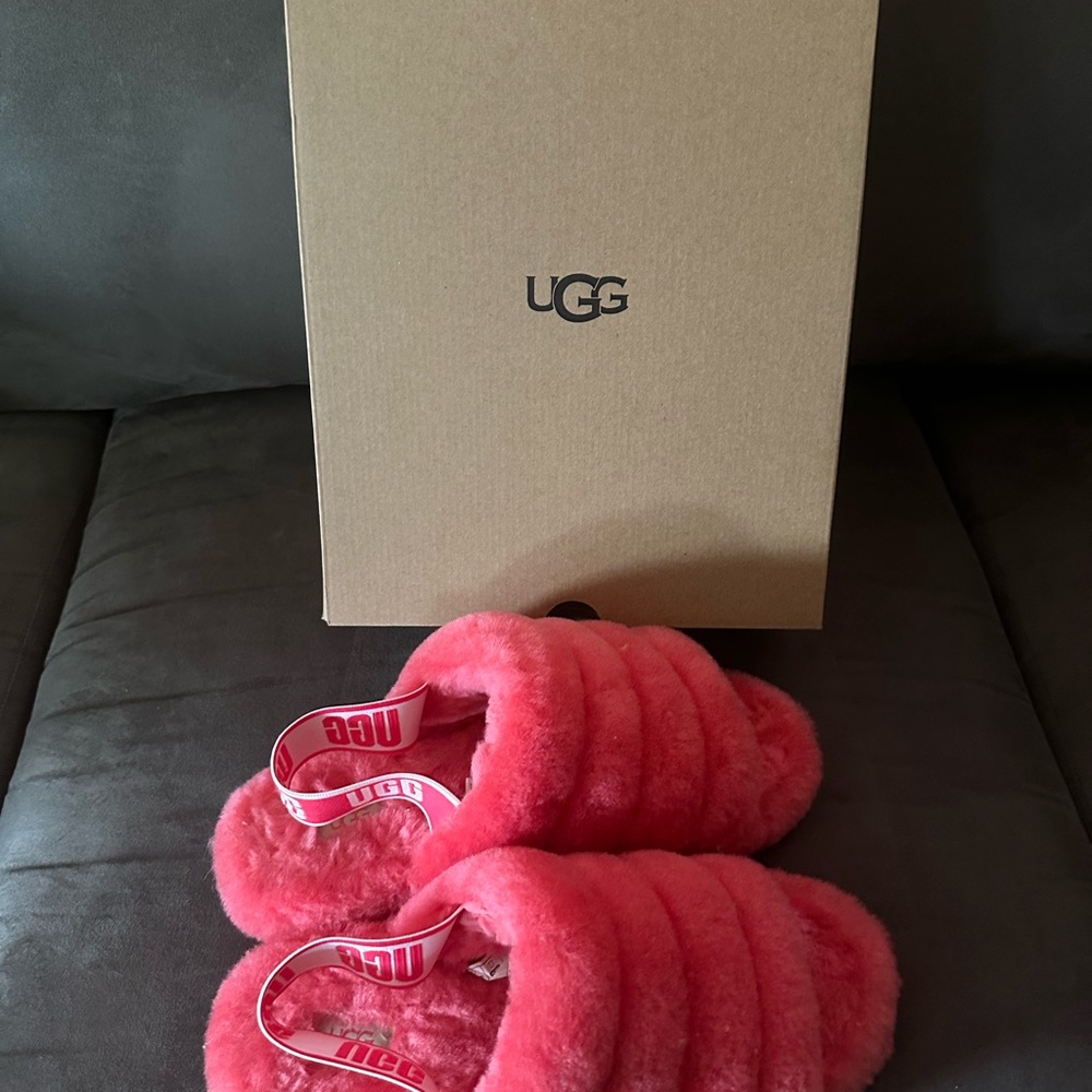 Brand new Women’s Fuchsia pink UGG slippers size 10